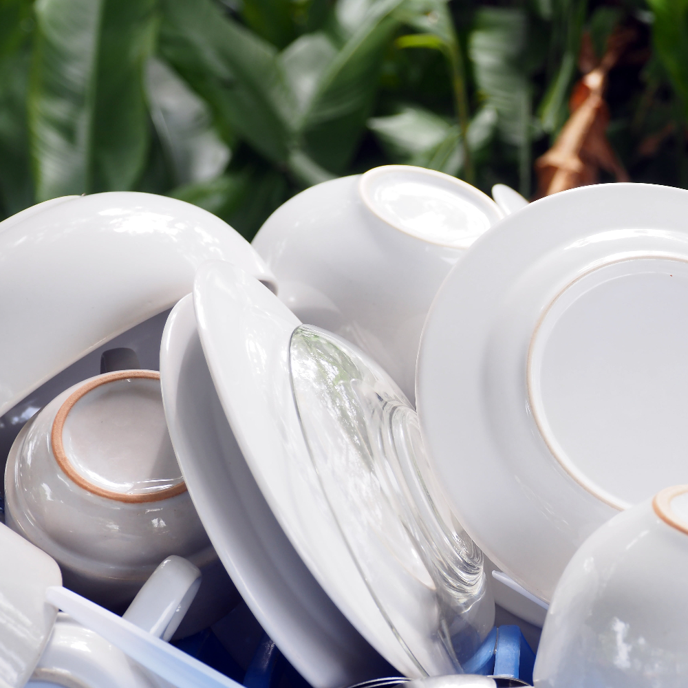 Manipulación y clasificación de residuos procedentes de servicios de catering en la zona de lavado